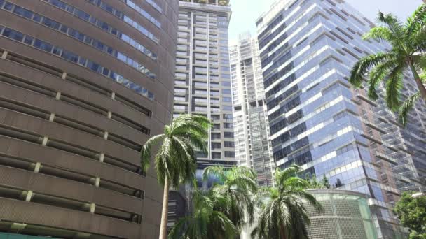 Σιγκαπούρη Πολυώροφοι Ουρανοξύστες Γραφείων Μια Ηλιόλουστη Μέρα Πολλά Πράσινα Φύλλα — Αρχείο Βίντεο