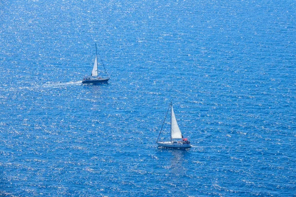 晴れた日には穏やかな青い海 メインセールセット帆付きの2隻のヨット 空中風景 — ストック写真