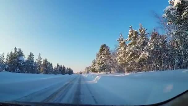 Pusta Autostrada Przez Zimowy Fiński Las Błękitne Niebo Słoneczna Pogoda — Wideo stockowe