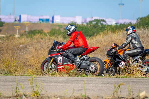 Slunečný Letní Den Předměstské Silnici Dva Atleti Jezdit Motocyklech — Stock fotografie