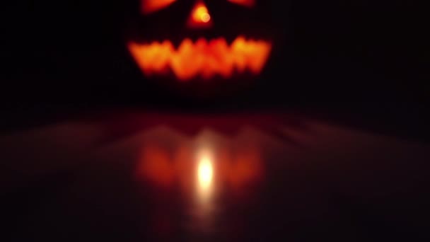 Calabaza Con Hocico Aterrador Parpadeando Oscuridad Acerca Desde Desenfoque Halloween — Vídeo de stock