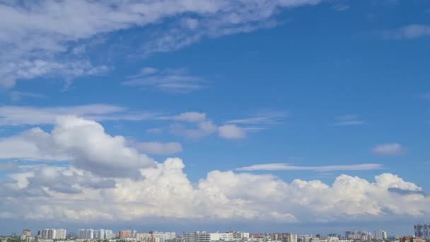 阳光灿烂的夏日笼罩着城市的屋顶 蓝天中各种云彩飞扬 时间流逝 — 图库视频影像