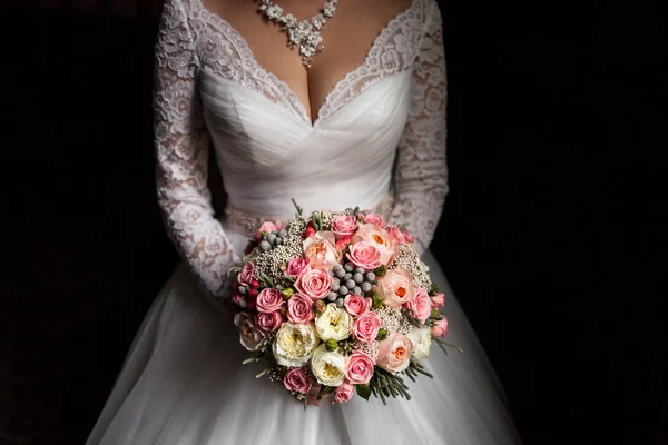 Frau Eleganten Hochzeitskleid Mit Rosa Brautstrauß Auf Schwarzem Hintergrund — Stockfoto