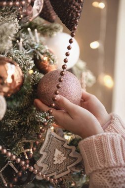      Çocuk el süslenmiş Noel ağacı