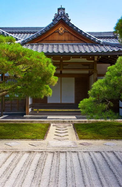 Kyoto, Japonya - 8 Temmuz 2012 Ginkaku-ji - gümüş Pavilion - Kyoto bir zen Tapınağı. 2012 yılında, gümüş Pavilion 530th onun yaş gününü kutladı..