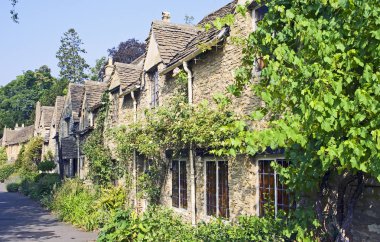 Şirin evler içinde Cotswold Köyü, Castle Combe, İngiltere.