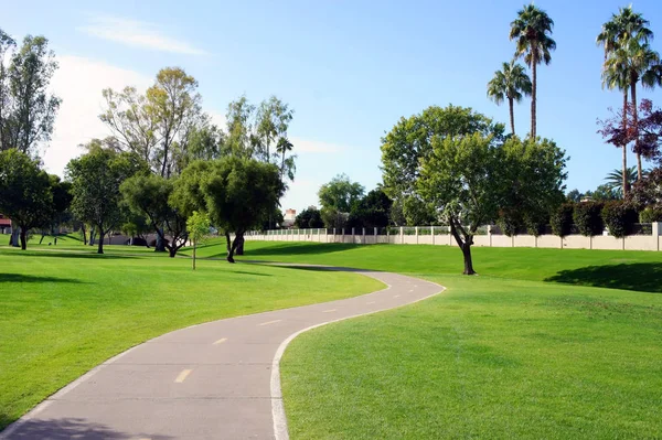 Scottsdale Greenbelt, Parklar, golf sahaları, göller ve Scottsdale, Arizona'nın varlıklı toplum mahallelerde geçtiği bir yürüyüş ve bisiklet iz