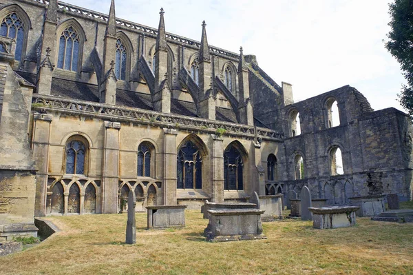 Bir mezarlık Kilisesi büyüleyici Cotswold köyde Malmesbury, Amerika Birleşik Devletleri.