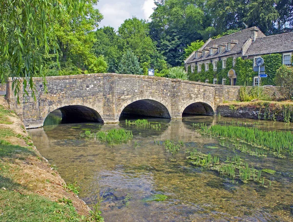 Antika bir köprü Cotswold köyün Bibury, Amerika Birleşik Devletleri.