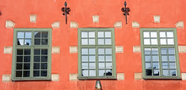 Gamla Stan, Stockholm, İsveç'te renkli Old Town bir binada üstünde pencere eşiği