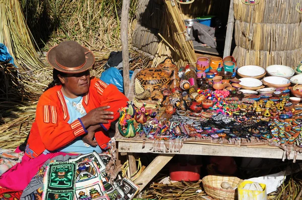 Uros Adaları, Peru - Haziran 25, 2019 - Puno yakınlarındaki Uros Adaları birinde Uros kadın, Peru. Adalar insan yapımı kil ve totoro sazlıkları ve Bolivya sınırı yakınındaki Titicaca Gölü üzerinde yüzer..