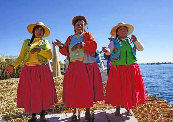 Uros Adaları, Peru - Haziran 25, 2019 - Puno yakınlarındaki Uros Adaları birinde uros kadınlar, Peru. Adalar insan yapımı kil ve totoro sazlıkları ve Bolivya sınırı yakınındaki Titicaca Gölü üzerinde yüzer..