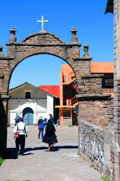 Taquile Adası, Titicaca Gölü, Peru - 25 Haziran 2019 - Geleneksel elbise ve Katoliklikte gösterildiği gibi, sömürge cihetinden etkilenen Taquile Adası'ndaki ana köyden manzara.