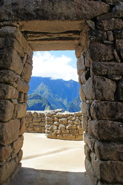 Machu Picchu bir kapıdan And Dağları görünümü