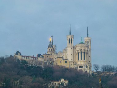 Notre Dame de Fourviere parlak bir heykel, Fransa ile kasvetli kış gökyüzü altında Lyon bir dağda görkemli Bazilikası