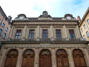 Ahşap kapı ve binanın, Fransa köşesinde iki saat ile Lyon, kışın güzel eski bina.