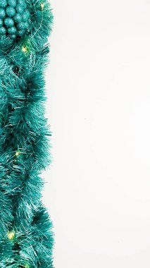 Rengarenk, Turkuaz, Tüylü Noel tinsel ve çelenk üzerinde beyaz bir arka plan, metin, eklemek için alan için yer