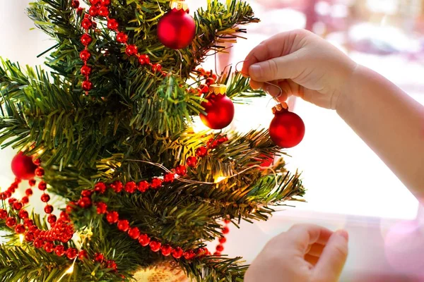 Kis Gyermekek Toll Lóg Piros Labda Egy Díszített Karácsonyfa — Stock Fotó