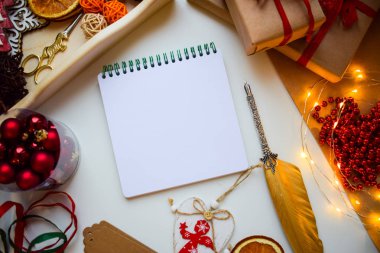 Metin eklemek için bir Noel ve yeni yıl önemsiz ayrıntılar tarafından çevrili beyaz zemin üzerine beyaz Not defteri kare