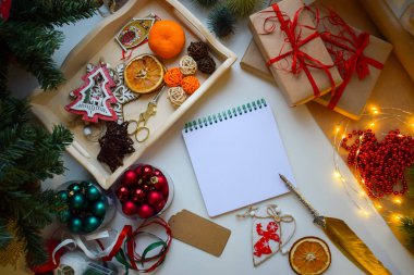 Noel ve yeni yıl önemsiz ayrıntılar tarafından çevrili beyaz bir arka plan üzerinde beyaz dizüstü kare