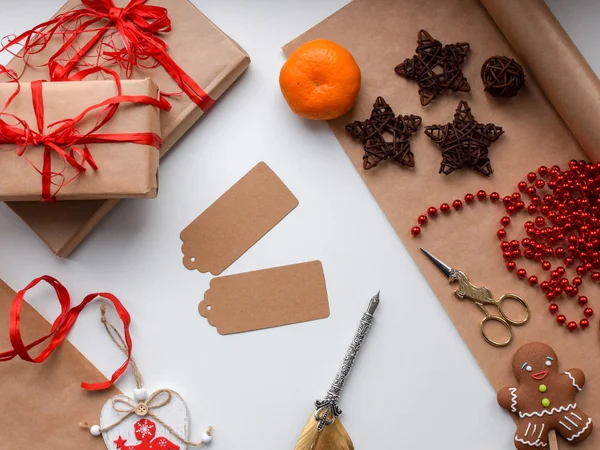 Emballage et préparation de cadeaux du Nouvel An, signature d'étiquettes artisanales avec un stylo plume — Photo