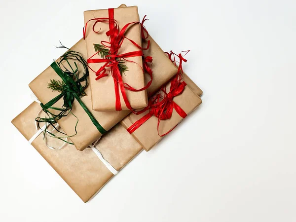 Четыре рождественские подарочные коробки изготовленные из красных и зеленых лент на белом фоне — стоковое фото