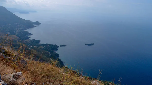 Engebeli kıyı şeridi ve sorunsuz dağ, Maratea, Basilicata, Potenza, İtalya üstünden göğe dönüm deniz manzaralı güzel manzara