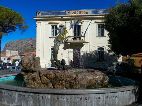 Heykel ana kare Maratea idari bina, Basilicata, Potenza, İtalya arka plan üzerinde üzerinde Çeşme