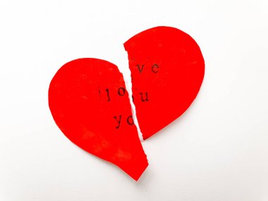 Beyaz bir arka plan üzerinde aşk Sevgililer günü tebrik kartı kelime ile kırmızı bir kalp şeklinde ikiye bölünmüş