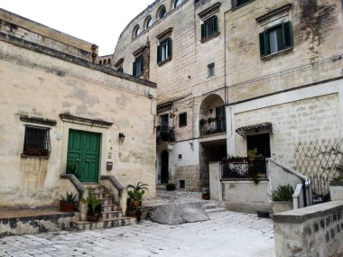Yeşil Panjur ve kapı şehrin Matera, Basilicata, İtalya ile eski binalar