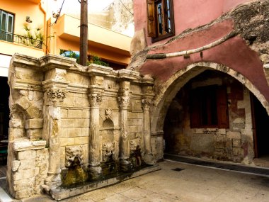 Antik çeşme bir duvarında Rethymno, Crete bir dekor ile