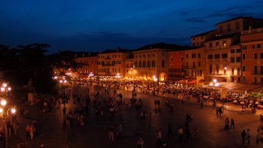 Verona, İtalya - 2 Eylül 2012: Gece fener ışığında Arena'da önünde kare renkli üstten görünüm
