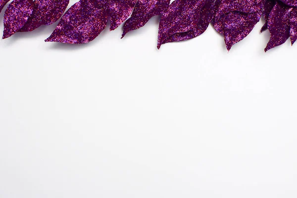 Beyaz bir arka plan üzerinde mor yaprakları sparkles boş ile süslenmiş ile yapay ağaçlar dallarını uzay ve uzay metin eklemek için