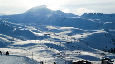 Panoramik Dağları ve Les Arcs, La Plagne, Paradiski, Fransa kayak teleferiği büyük bir ağ