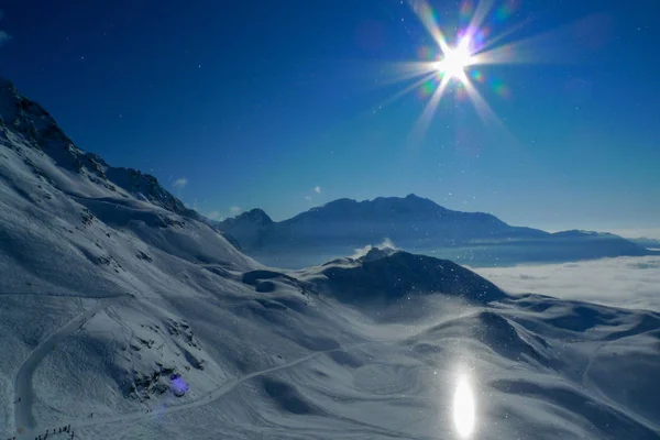 Sıra dışı halo ışık etkisi, güneş kar yansıtır ve soğuk hava, Les Arcs, Fransa sparkles yüksek dağlarda ışık parlak bir ayağı oluşturur