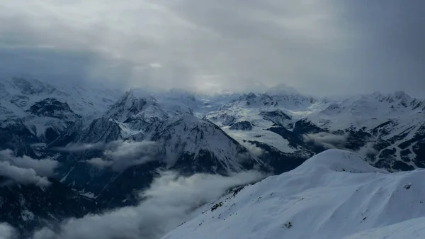 Sert dağlar, Les Arcs, La Plagne, Paradiski, Fransa aydınlatıcı bulutların arasından güneş ışınları Parlatıcı