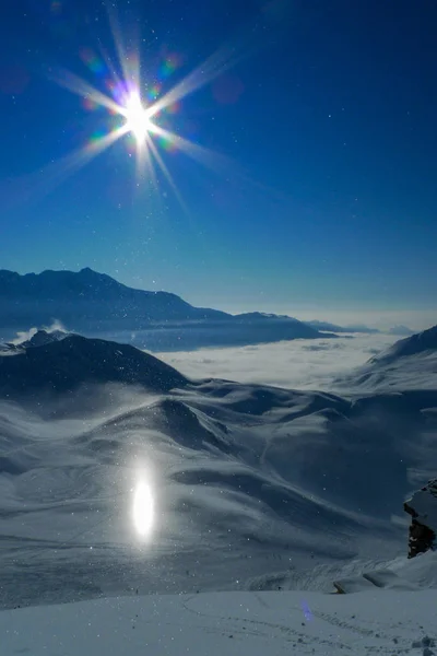 Halo ışık etkisi, güneş kar yansıtır ve soğuk hava, Les Arcs, Fransa sparkles yüksek dağlarda ışık parlak bir ayağı oluşturur