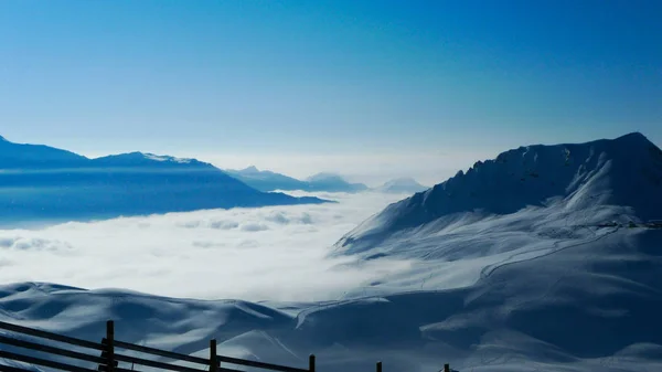 Mist Enveloped Gorge Mountains Clouds Clear Blue Sky Frosty Winter — Stock Photo, Image