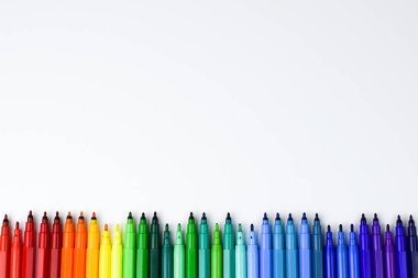 Renkli işaretleri olmadan kapaklar, beyaz bir arka planda gökkuşağının renkleri sırasına göre düzenlenmiş bir dizi