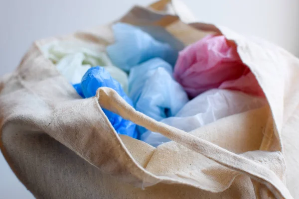 Çok renkli mavi, kırmızı, beyaz plastik torbalarda bir bez Pamuk çanta