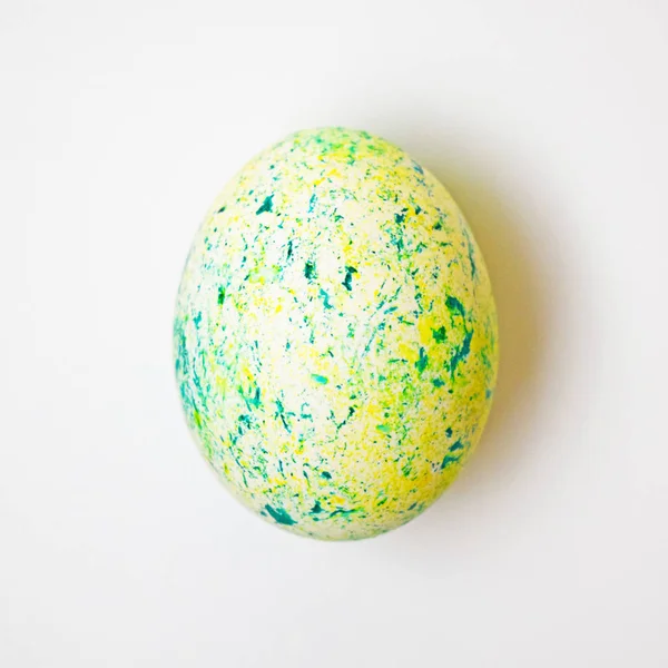 Egg painted in yellow with green and blue veins — Stock Photo, Image