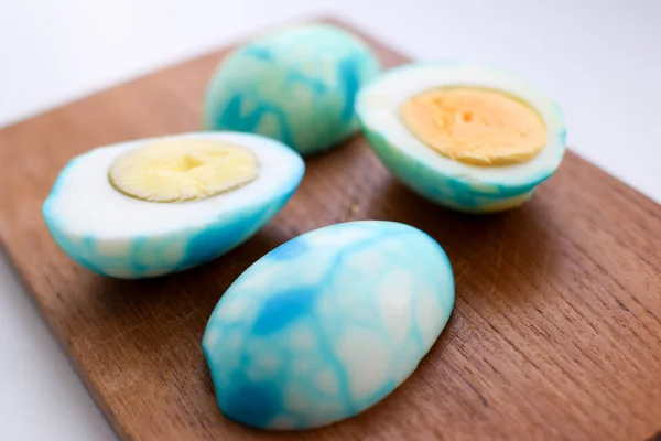 Easter eggs are peeled white with blue and turquoise veins and yellow yolks — Stock Photo, Image