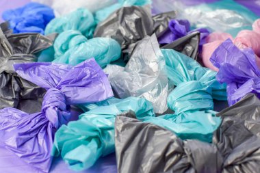 Çok renkli plastik çöp torbaları yay haddelenmiş.