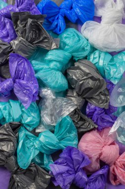 Yay, üstten görünüm haddelenmiş parlak çok renkli plastik çöp torbaları