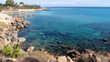 Altında pitoresk taşlar ile güzel şeffaf turkuaz deniz, Kıbrıs, Yunanistan