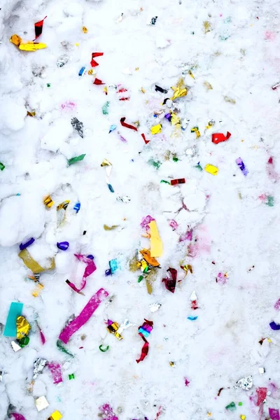 Yeni yıldan sonra beyaz karda konfeti çöpü