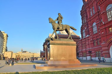 Moskova, Rusya 16 Kasım 2018 - Sovyetler Birliği Georgy Zhukov Mareşali Binicilik Anıtı Tarih Müzesi arka plan üzerinde gelen turist