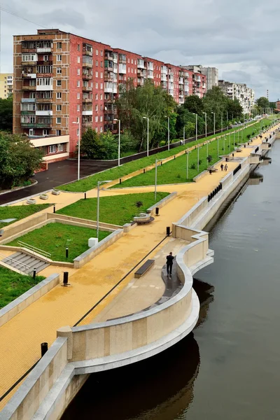 Kaliningrad Russia August 2016 People Walk New Promenade Admiral Tributs — Stock Photo, Image