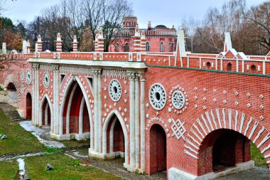 Moskova, Rusya, Tsaritsyno - 19 Kasım 2018: Gothic Köprüsü, uçurumun üzerinde büyük köprü. Güney Moskova'da Sarayı ve Parkı topluluğu. 1776 yılında kuruldu