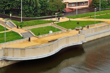 Kaliningrad, Rusya Federasyonu - 18 Ağustos 2016: insanlar yürümek yeni kıyısındaki Amiral Tributs, dinlenme en sevdiğim yer